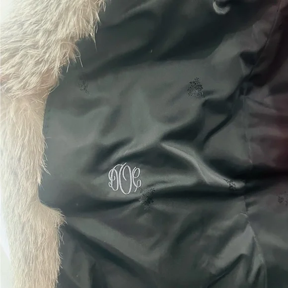 Chic Black Cape with Luxurious Fur Trim - Picture 2 of 4